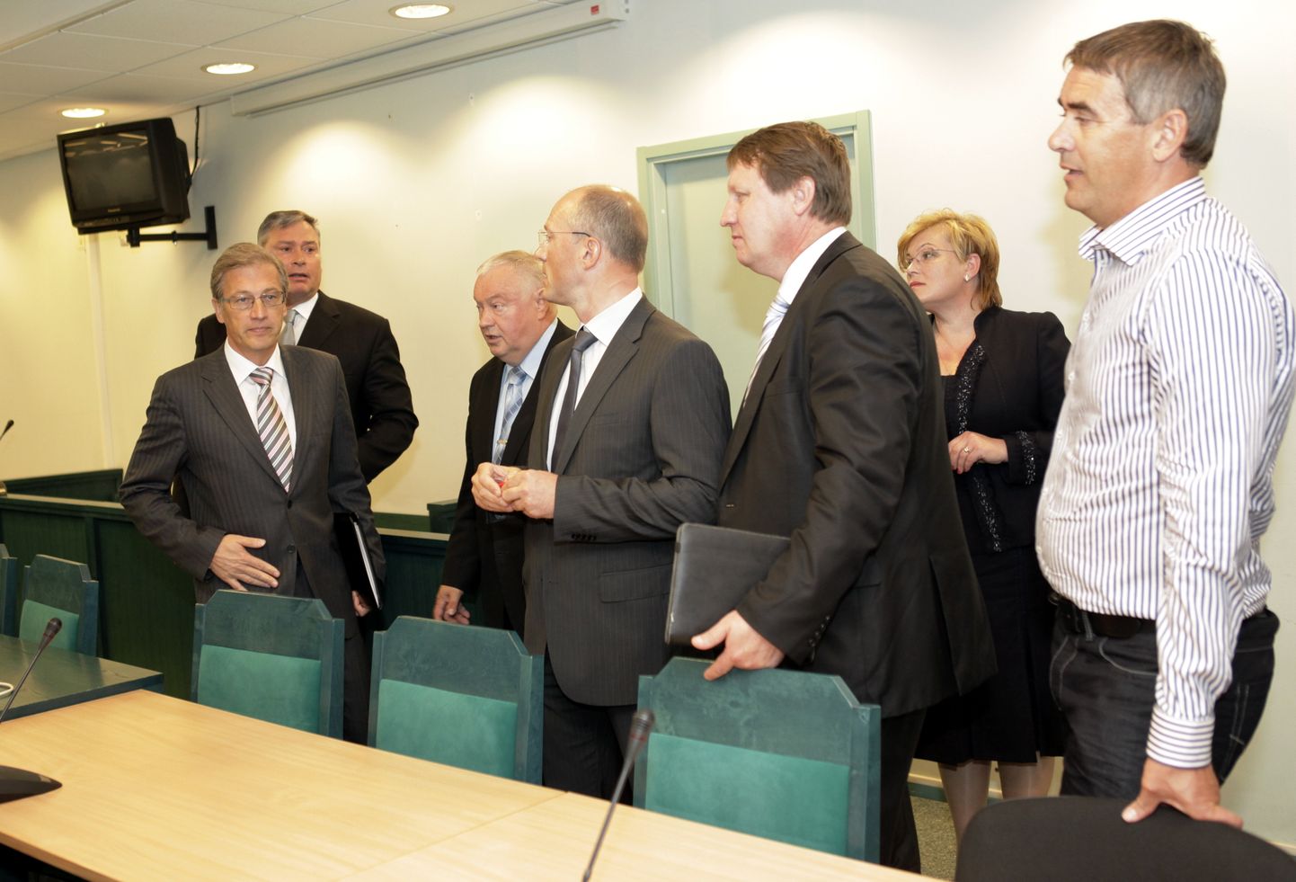 Maadevahetuse kohtuistung Harju maakohtus 2012. aastal. Pildil Leon Glikman, Aivar Pilv, Toomas Annus, Ester Tuiksoo, Tarmo Pedjasaar ja Villu Reiljan.