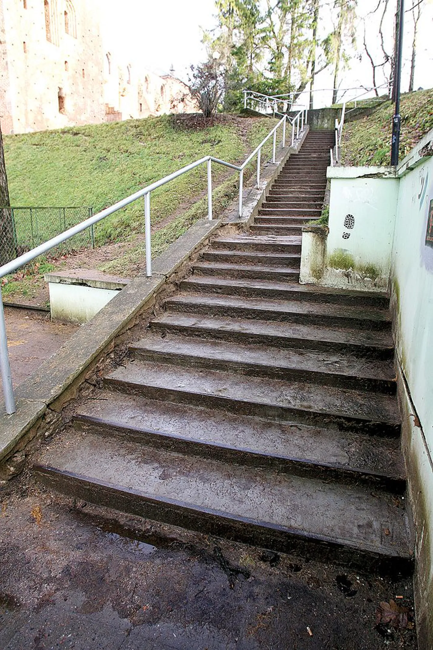 Baeri 6 tenniseväljakute krundi juurde kuulub ka jalgtee ja trepp, mille hooldamise võttis nüüd linn oma kätte, et linnarahvas saaks ka tulevikus treppi kasutada.