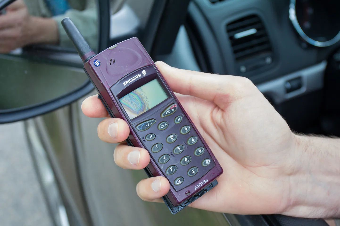 Maanteeameti tellitud uuringust selgub, et 70 protsenti Eesti juhtidest kasutab sõidu ajal mobiiltelefoni.