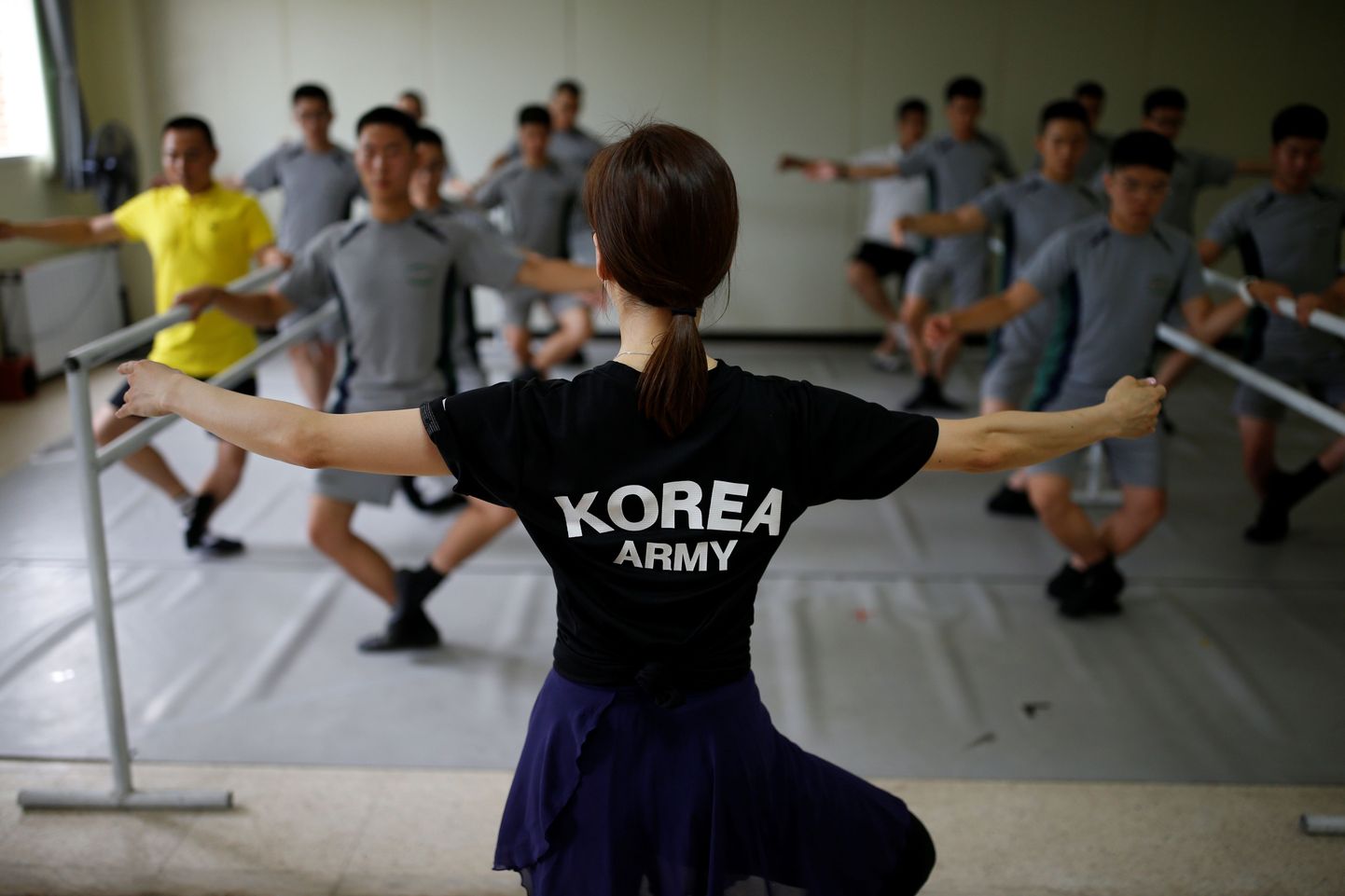 Lõuna-Korea sõdurid balletitunnis.