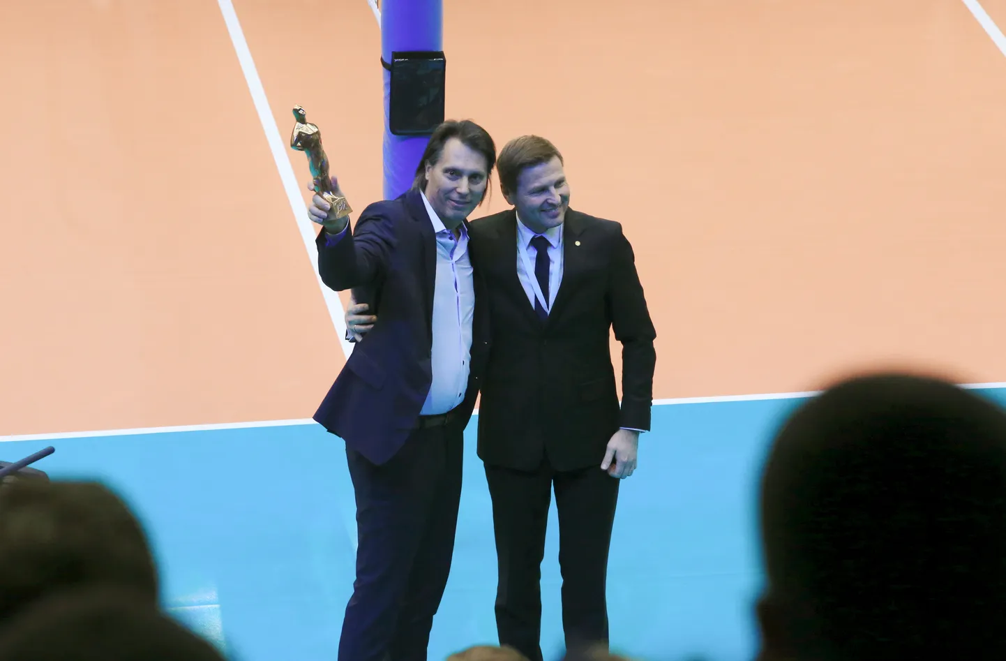 Gheorghe Creţu (vasakul) valiti Eesti aasta treeneriks 2017. ja 2018. aastal. Foto on tehtud 2019. aasta jaanuaris Tartus toimunud Eesti ja Läti EM-valikmängul, kus Creţuga koos on võrkpalliliidu president Hanno Pevkur.
