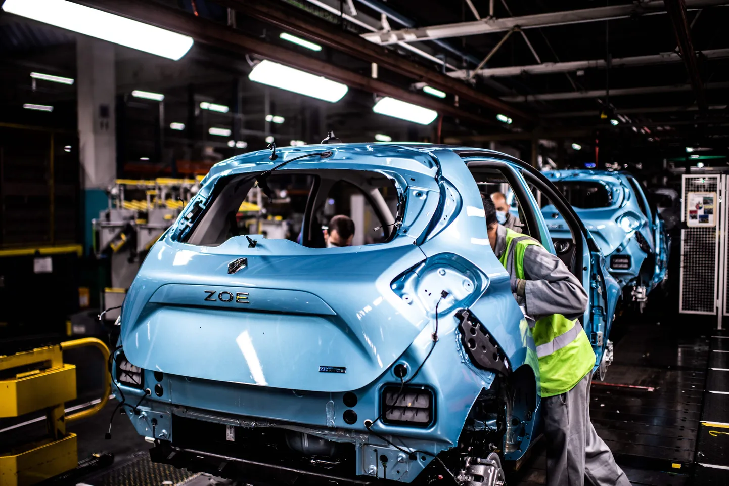 Сборка электромобилей Nissan Zoe.