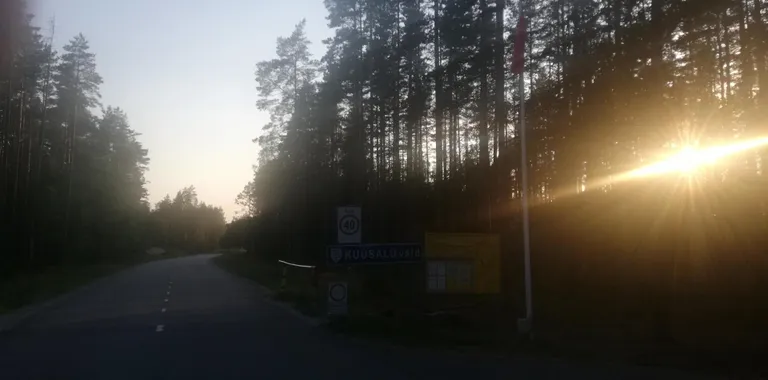 Harjutusala Läsna-poolses väravas lehvib punane lipp.