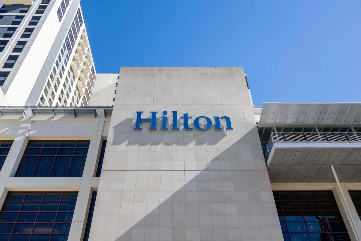 Hiltoni hotellitoas vägistamise ohvriks langenud ameeriklanna sai hotelliketilt valurahana miljoneid.