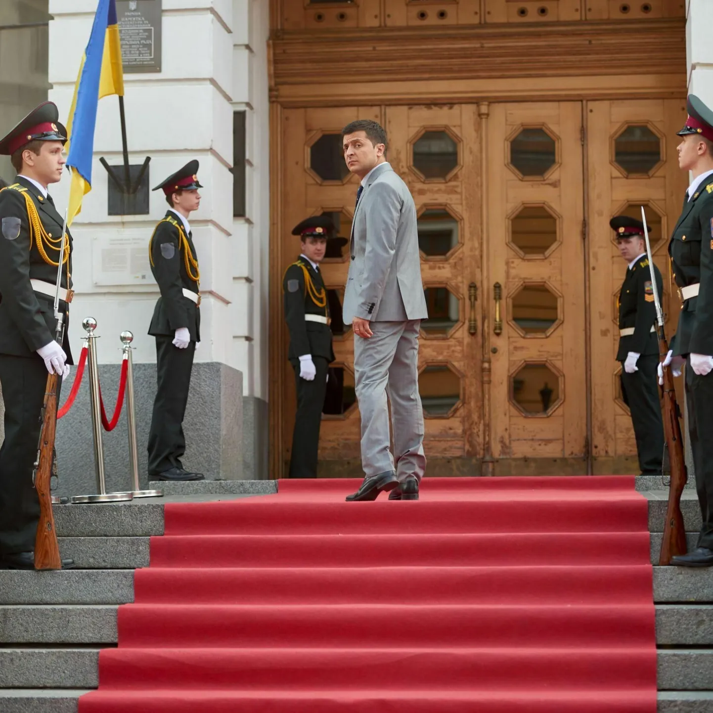 Elusuurune nali: komöödiaseriaalis «Rahva teener» kehastas Volodõmõr Zelenskõi tavalist ajalooõpetajat Vassõl Holoborodkot (pildil), kes sai ootamatult Ukraina presidendiks. Seriaaliga saavutatud populaarsus võimaldas Zelenskõil võita 2019. aastal presidendivalimised ja tõusta tegelikult riigipeaks.