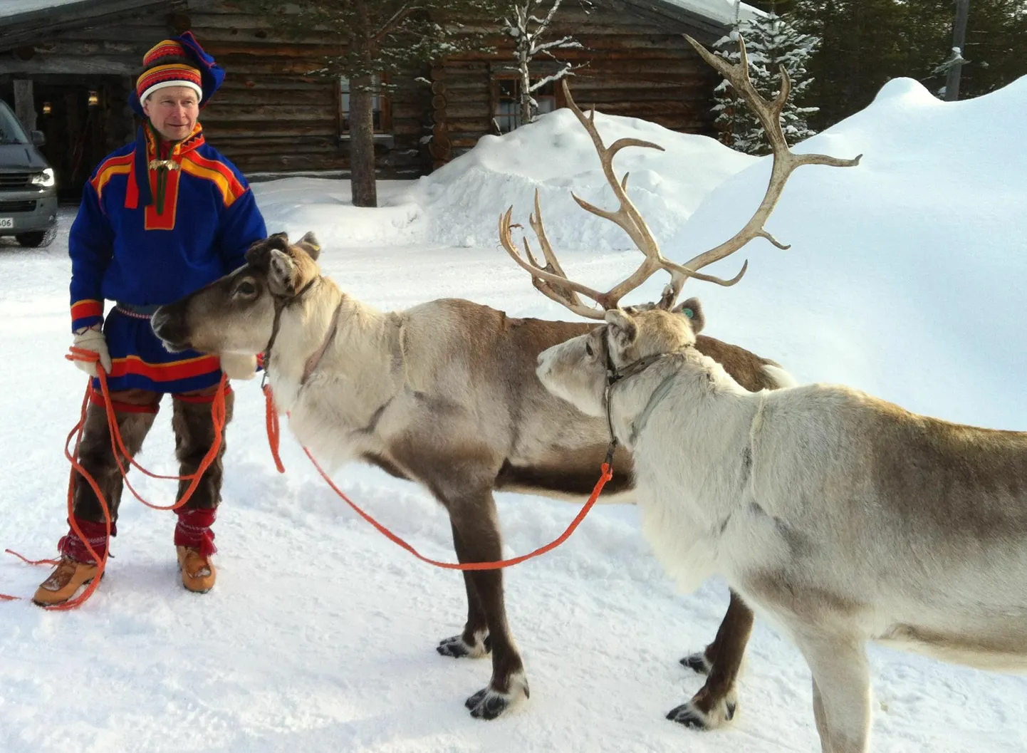 Soome traditsioonilises riietuses saami Lapimaal Saariselkal.