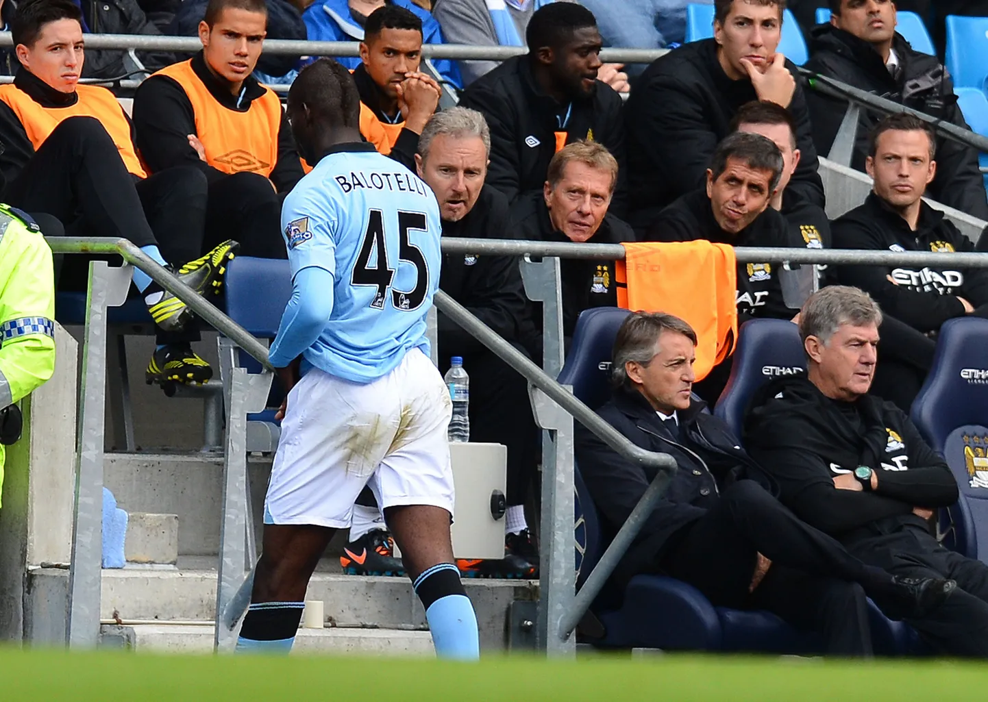 Mario Balotelli jalutab pärast väljavahetamist treeneripingist mööda.