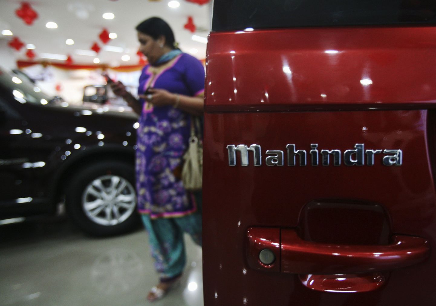 Küslastaja Indias Chandigarhi linnas Mahindra autodega tutvumas.