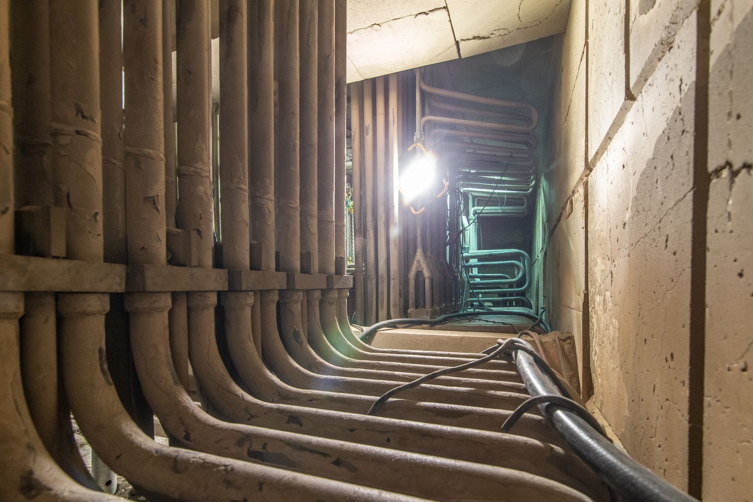 Место, куда обычно не добраться: в "чреве" Аувереской электростанции, или в теплообменнике, извивается несколько десятков километров труб. Румынские сварщики ремонтируют сейчас внутри теплообменника треснувшие куски трубы.