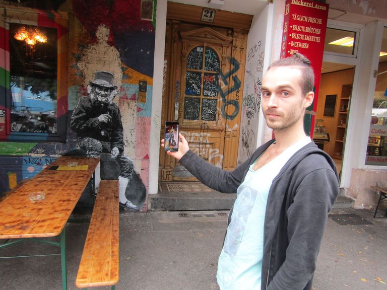 Von Lõnguse ametlik kaameramees, leedulane Gytis Dovydaitis näitab nutirakedusest, kuidas Kivikuningas liigutab.
