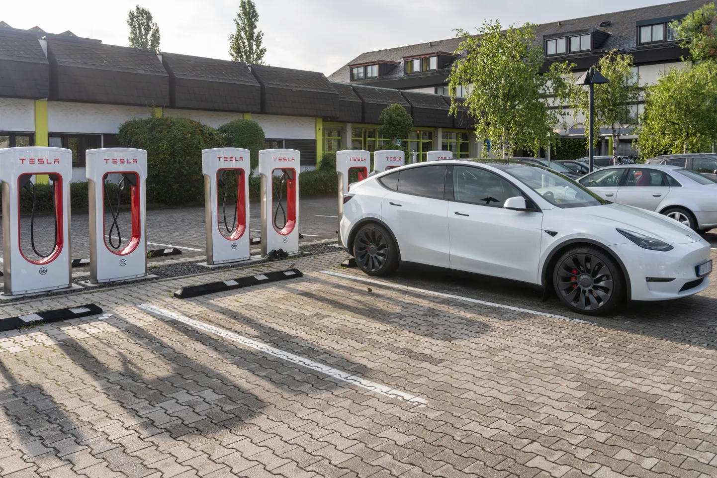 Elon Musk unistab elektriautode laadimiskohtadest, kus oleks ka kino ja restoran