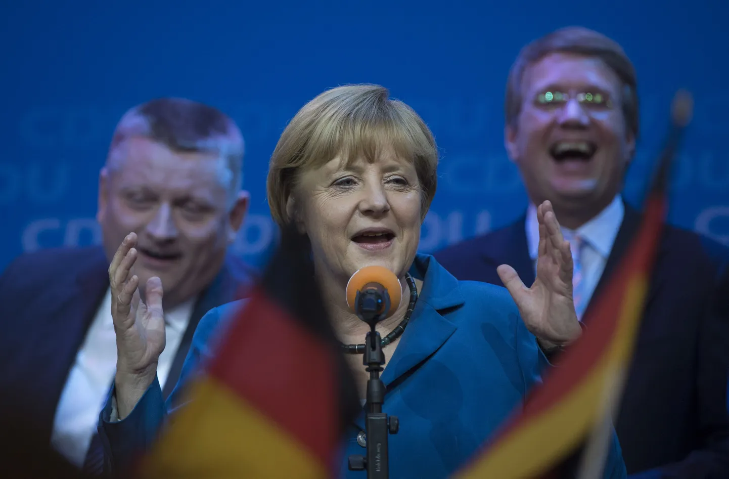 Angela Merkel tähistab valimisvõitu koos erakonnakaaslastega.