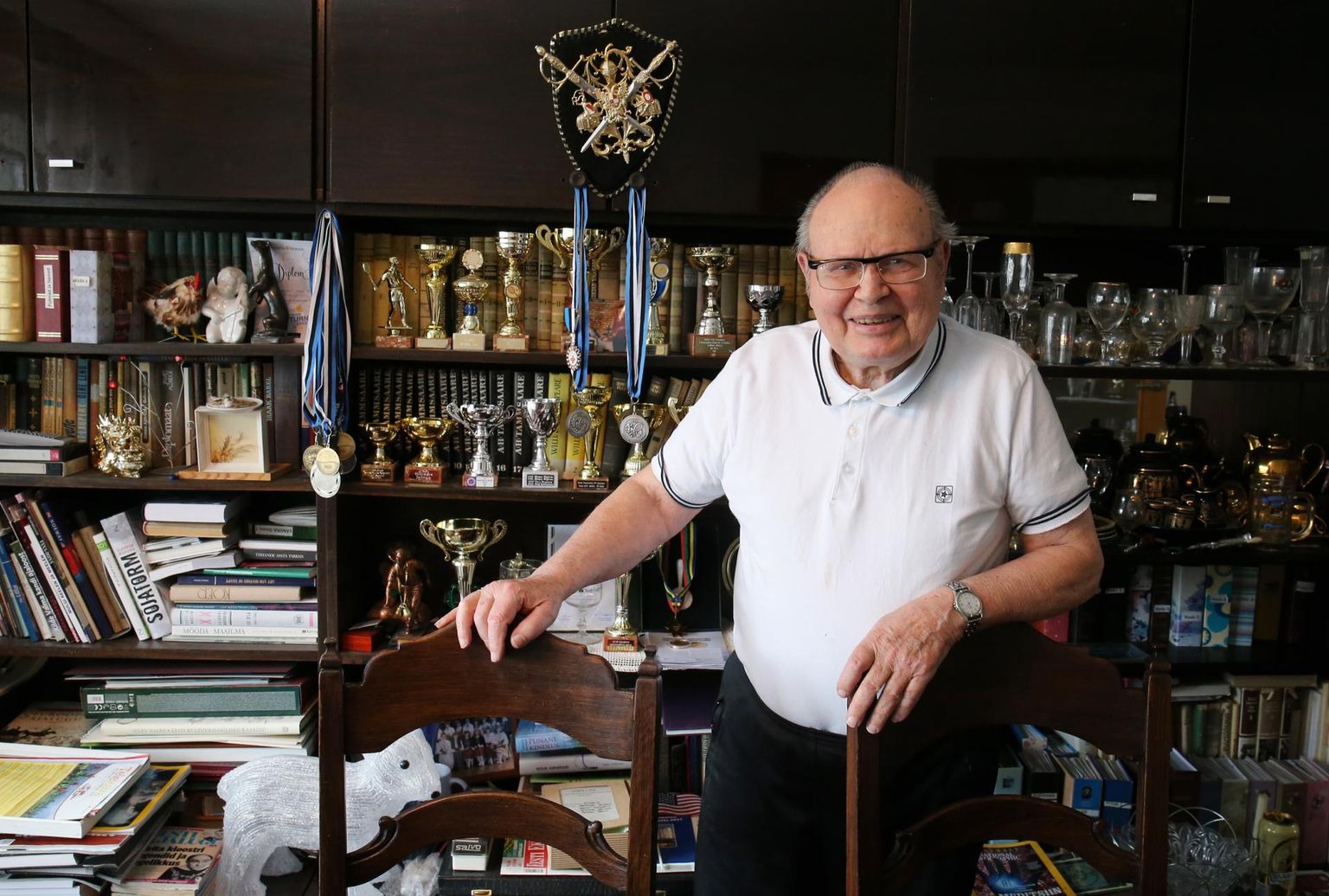 87-aastane spordiarst Toomas Karu tegeleb lisaks sportlaste nõustamisele ka ise spordiga, näiteks mängib ta tennist.