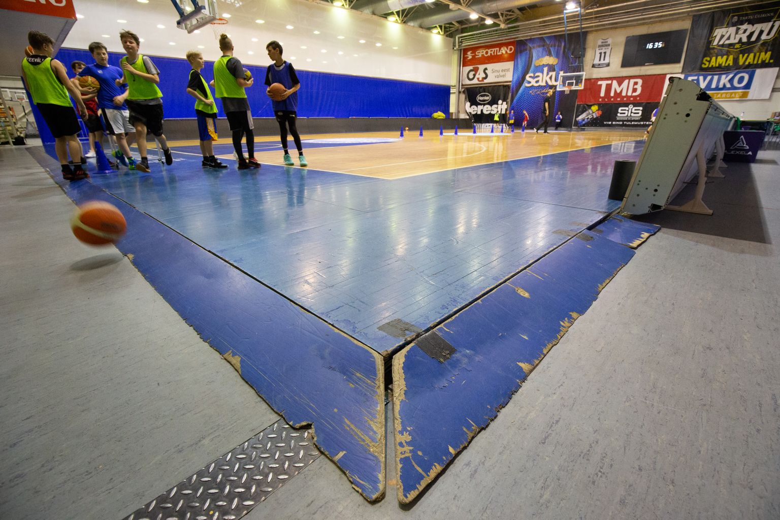 Korvpallipõrand võetakse Tartu Ülikooli spordihoones üles ja viiakse medalimängudeks kergejõustikumaneeži.