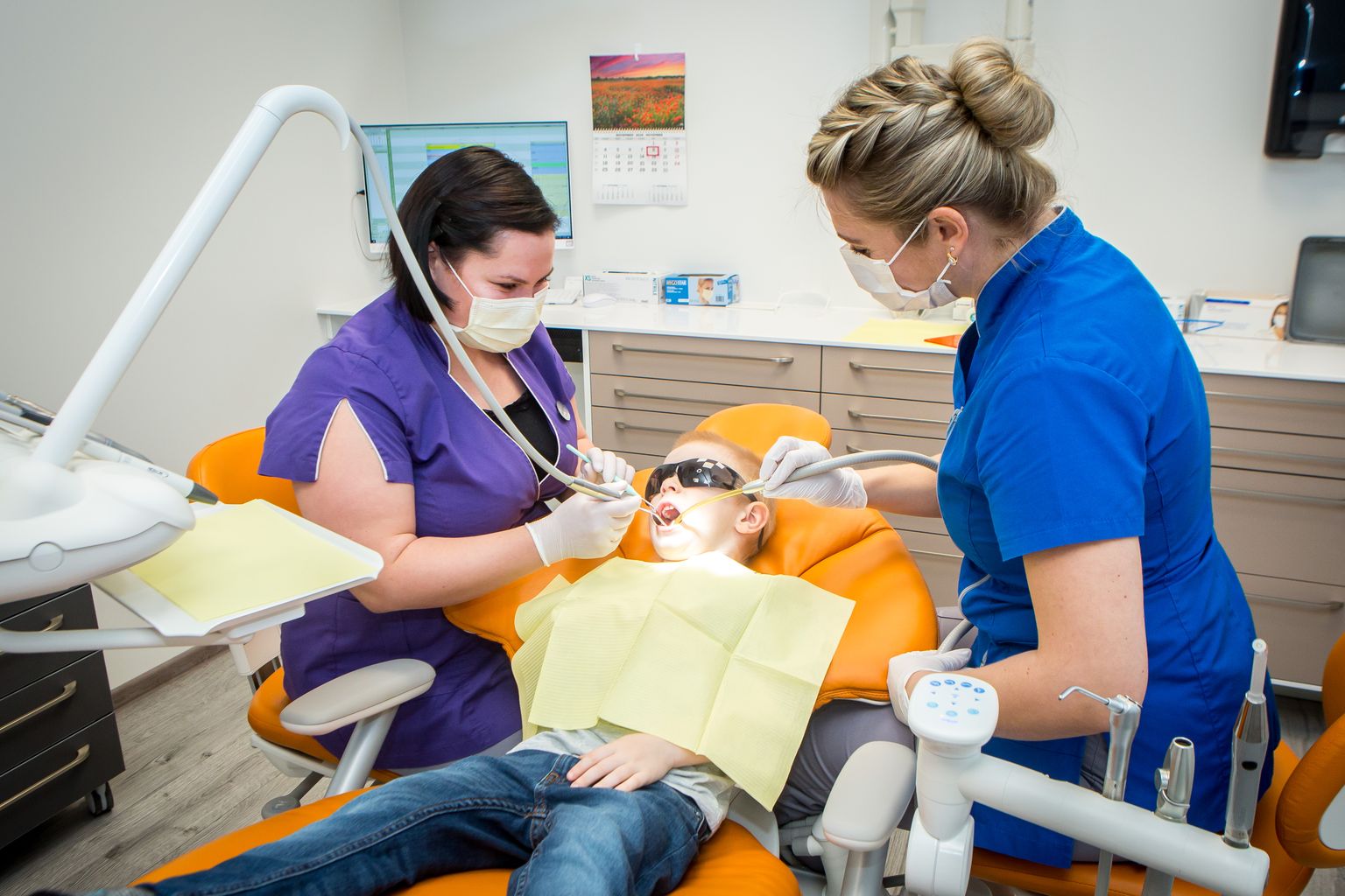 RAINER RAAMAT käib regulaarselt hambaarsti juures. Fotol kontrollivad poisi hambaid Mai-Liis Sumberg ja Siret Mõisaäär. Kõik on korras.