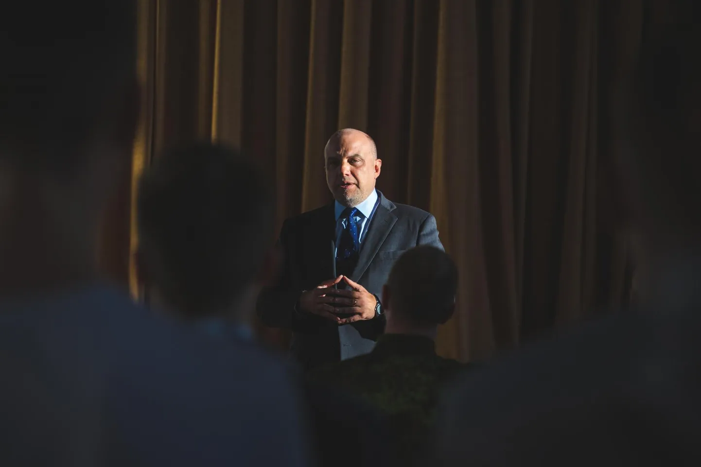 Kaitseminister Jüri Luik eelistab sisepoliitikas tagaplaanil püsida.