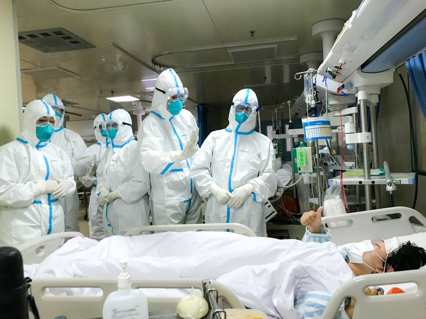 Medtöötajad uurimas Hiinas Wuhanis Hankou haiglas koroonaviiruse kahtlusega patsienti