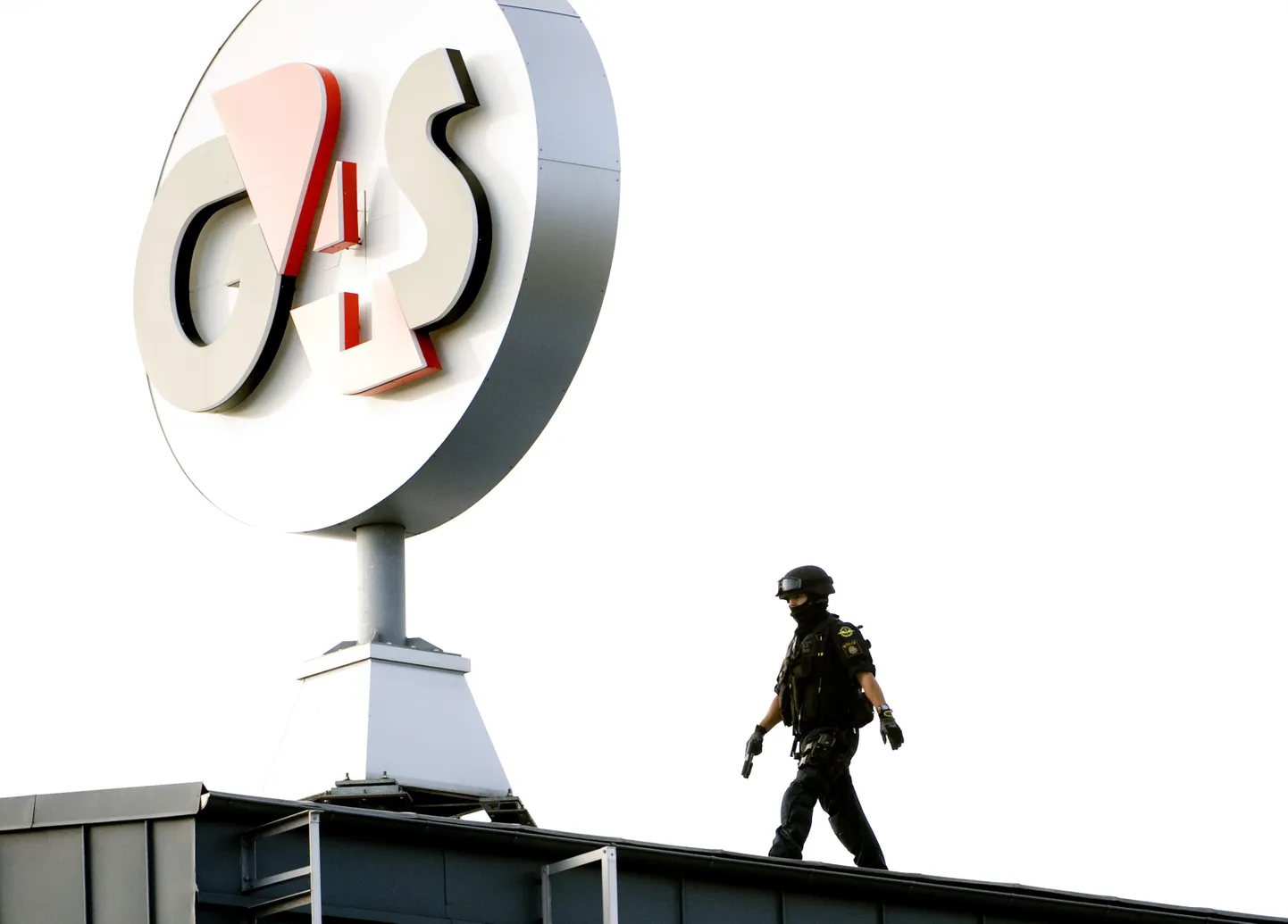 Rootsi politseinik Västbergas turvafirma G4S sularahahoidla katusel.