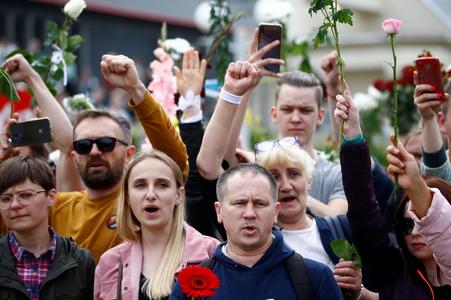 Eilegi Minskis jätkunud protestidel hoidsid meeleavaldajad ülessirutatud kätes lilleõisi.