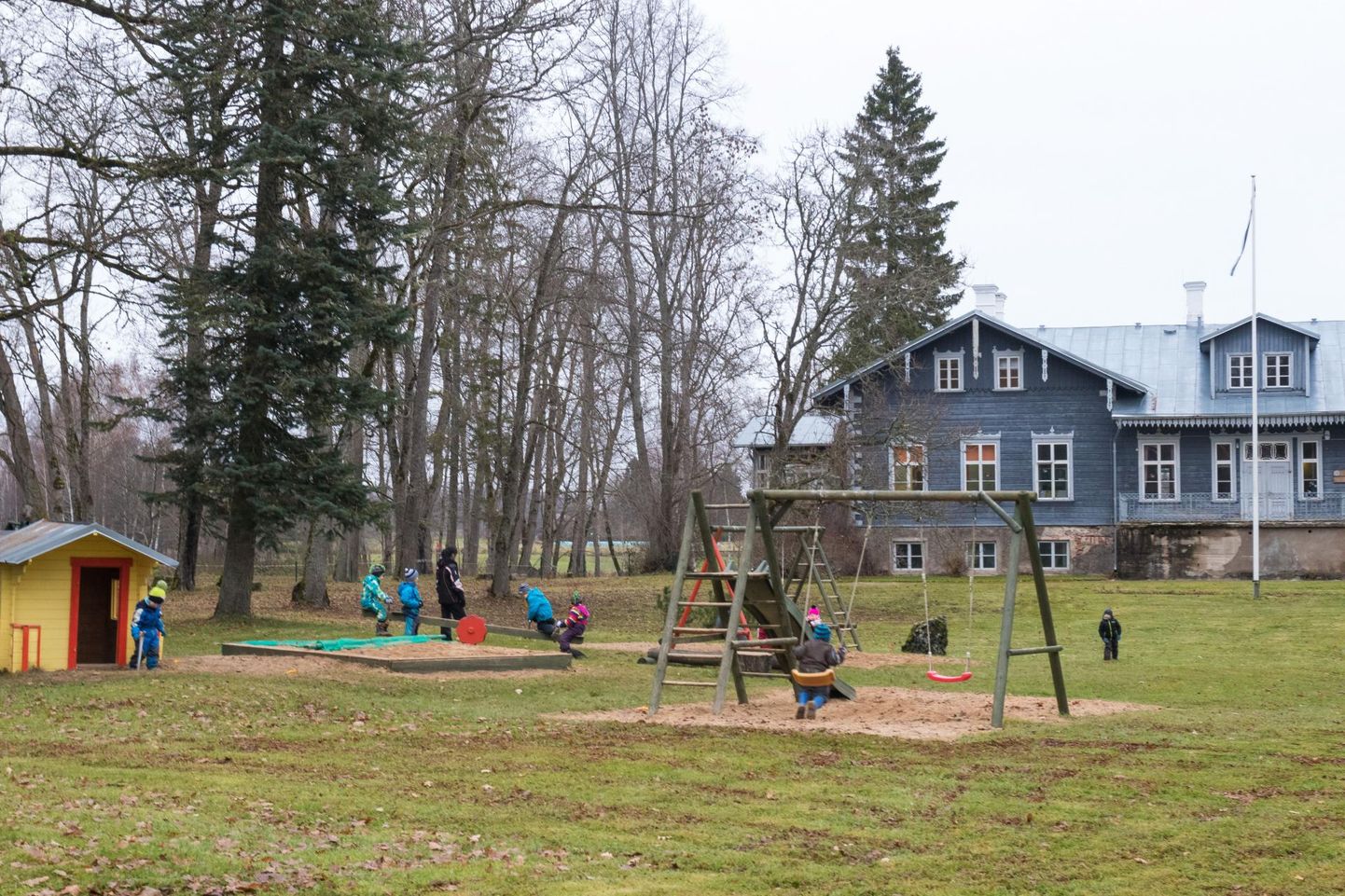 Pärsti mõisas asub lasteaed, mõisapargis aga lasteaia mänguväljak. Kui seni mängisid lapsed riikliku kaitse all olevate puude all, siis tulevikus on see park valla kaitse all.