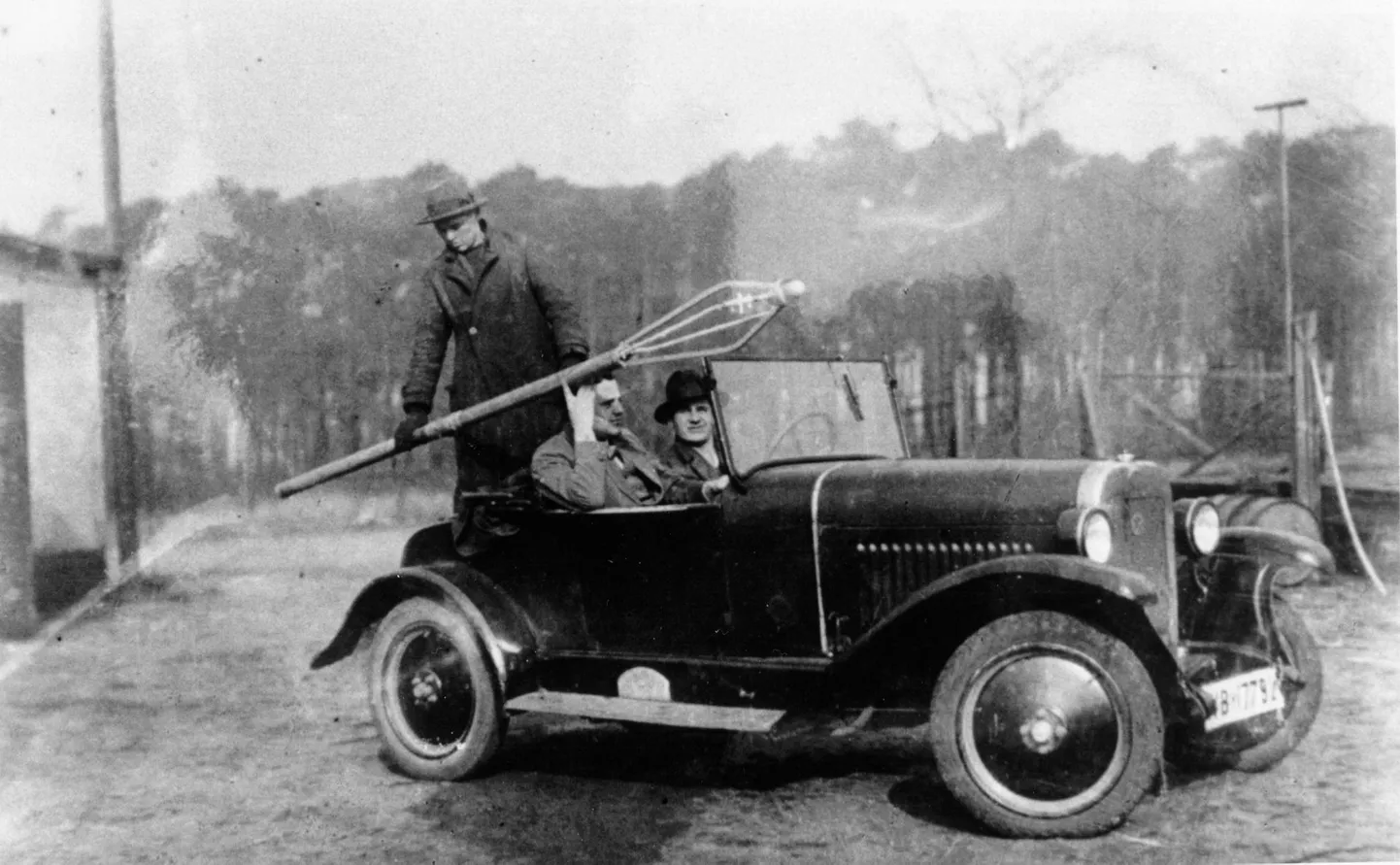 Kosmosereisimise ühingu liikmed Wernher von Braun, Hermann Oberth ja Klaus Riedel sõidavad 1931. aastal raketikatsetustele.