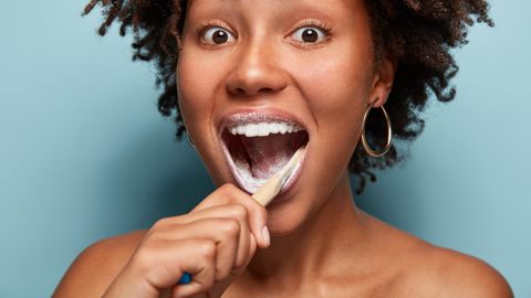 TEEME SELGEKS ⟩ Kas hambaid tuleks pesta enne või pärast hommikusööki?