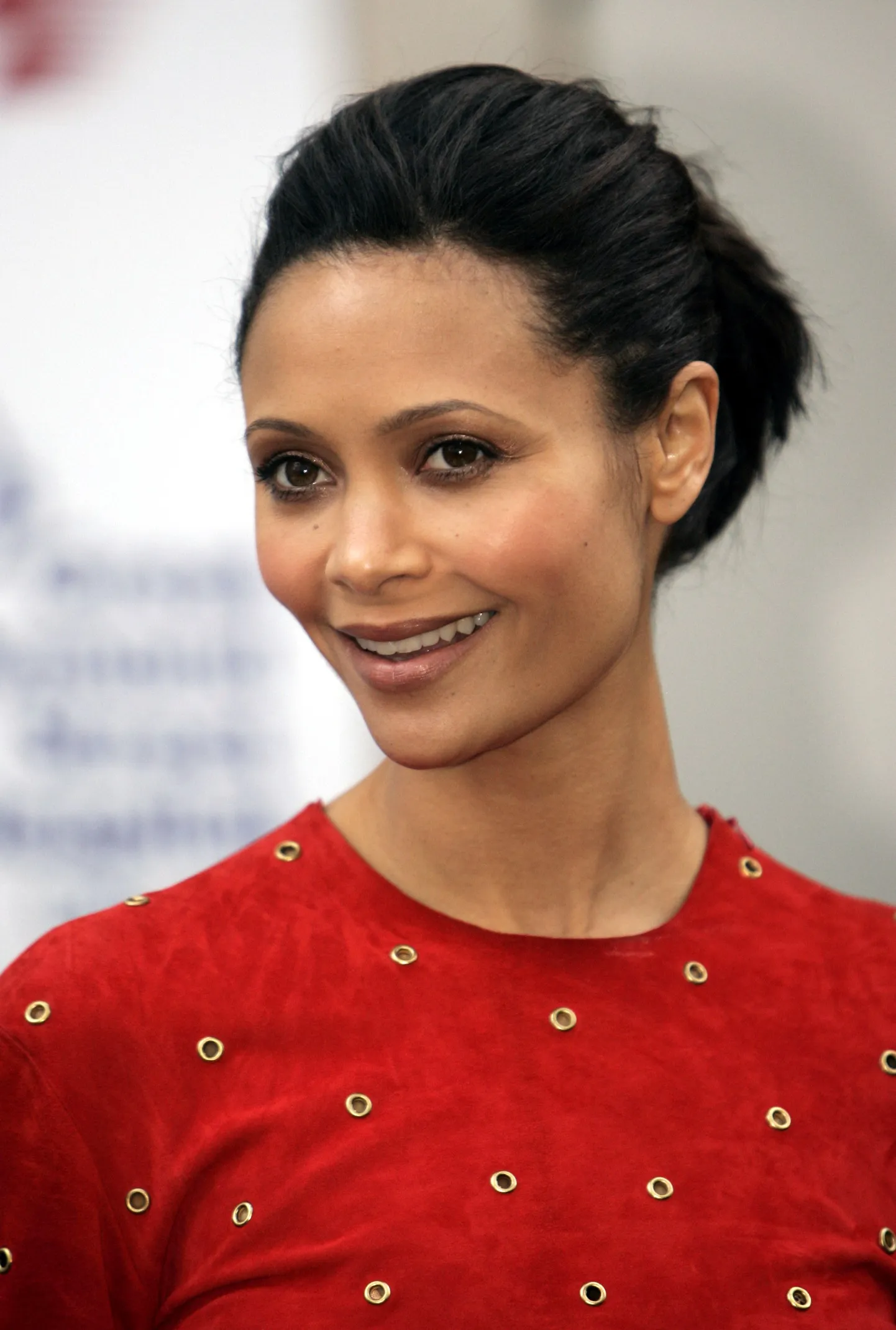 Näitleja Thandie Newton kannatas buliimia all: «Mul on sõrmenukkidel endiselt armid nende kohtade peal, mida ma oksendamiseks kurku surusin.» Naise toitumishäired said alguse 14-aastaselt, kui ta aktiivselt balletiga tegeles.