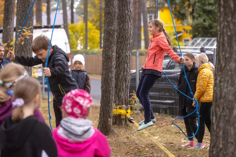 Nööril saab hüppeid proovida, kuid mõistlik on alguses abinööridest kõvasti kinni hoida.