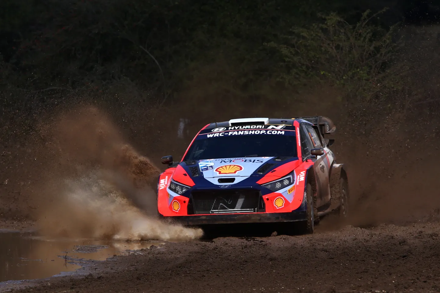 Ott Tänak Hyundai Rally1-autot roolimas.
