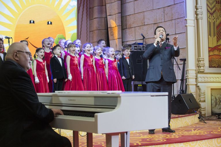 Мэтр российской эстрады Иосиф Кобзон спел с детским хором.