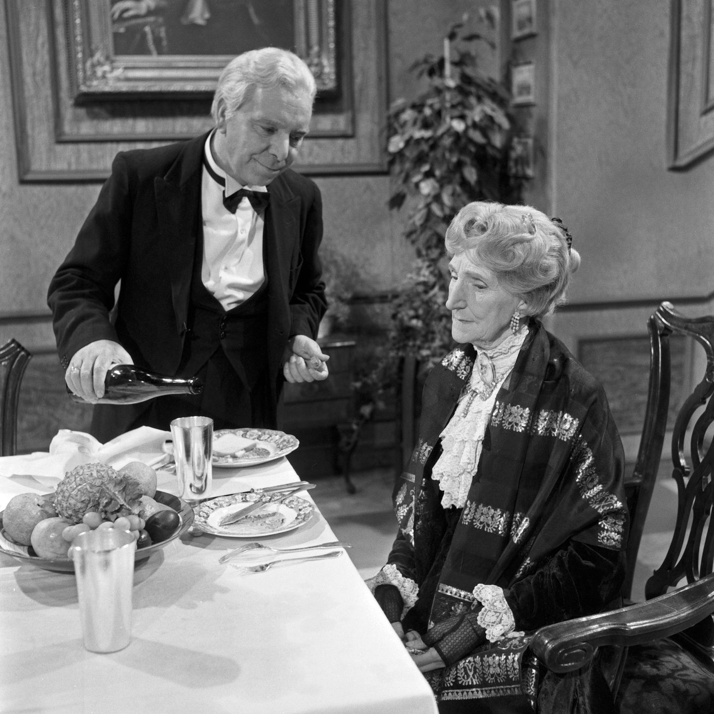 Lühikomöödias «Õhtusöök ühele» mängisid peaosi Freddie Finton ja May Warden.