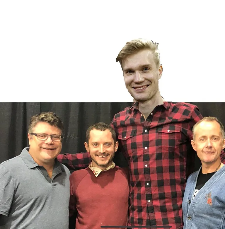 Joonas Suotamo koos Sean Astini, Elijah Woodi ja Billy Boydiga
