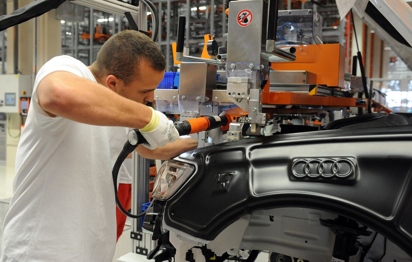 Darbinieks Audi rūpnīcā Gērā, Ungārijā