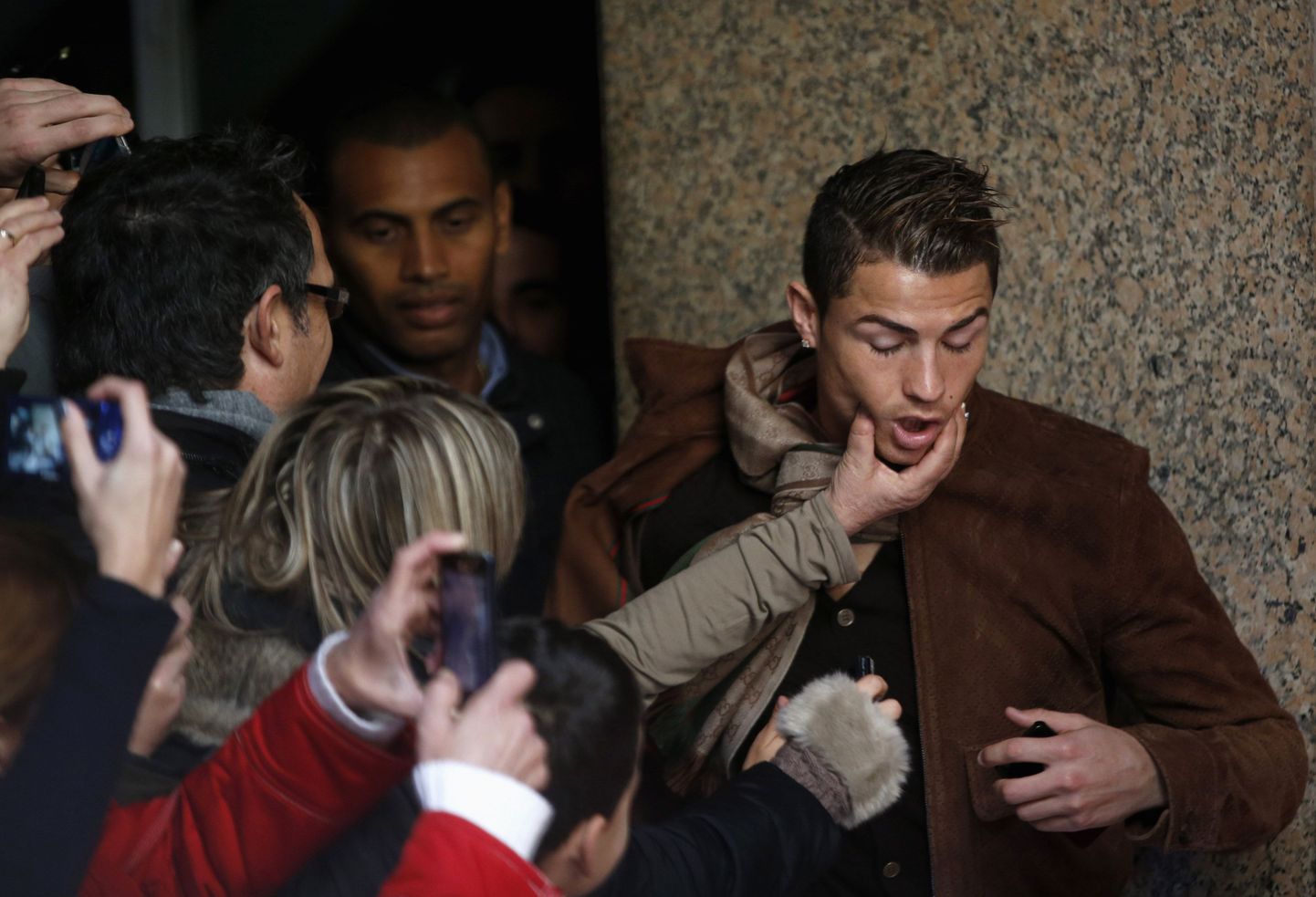 Cristiano Ronaldo sattus Madridis ootamatult naisfänni haardesse.