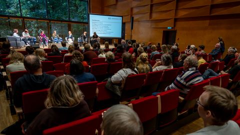 Kust tulevad ja kuhu kaovad noored teatrivaldkonnas? Teatritegijad tõstatasid konverentsil küsimusi