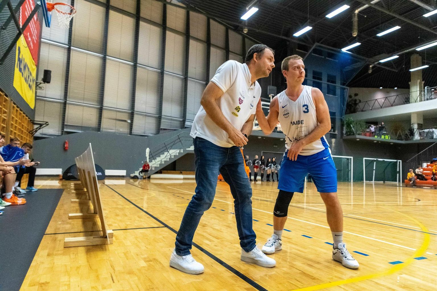 Peatreener Meelis Songe (vasakul) ja mängija Gaspar Bibikov peavad nõu, mida annaks teha teisiti, et mängu käiku muuta.