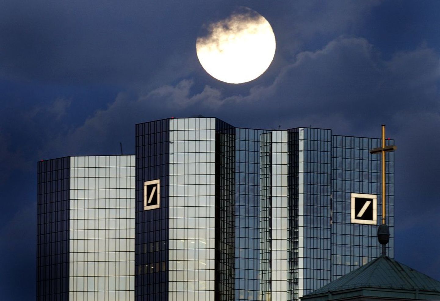 Täiskuu Deutsche Banki kaksiktorni kohal Frankfurdis.