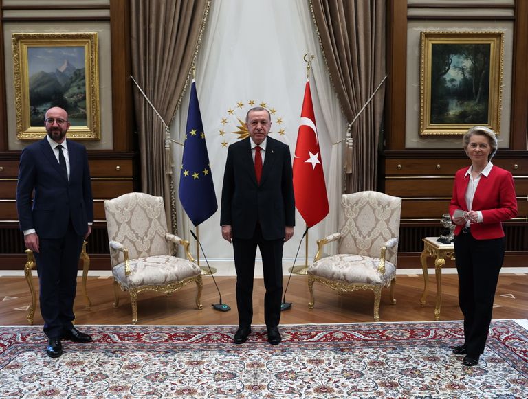 Eiropadomes priekšsēdētājs Šarls Mišels Ankarā, Turcijas prezidents Redžeps Tajips Erdogans, Eiropas Komisijas (EK) prezidente Urzula fon der Leiena