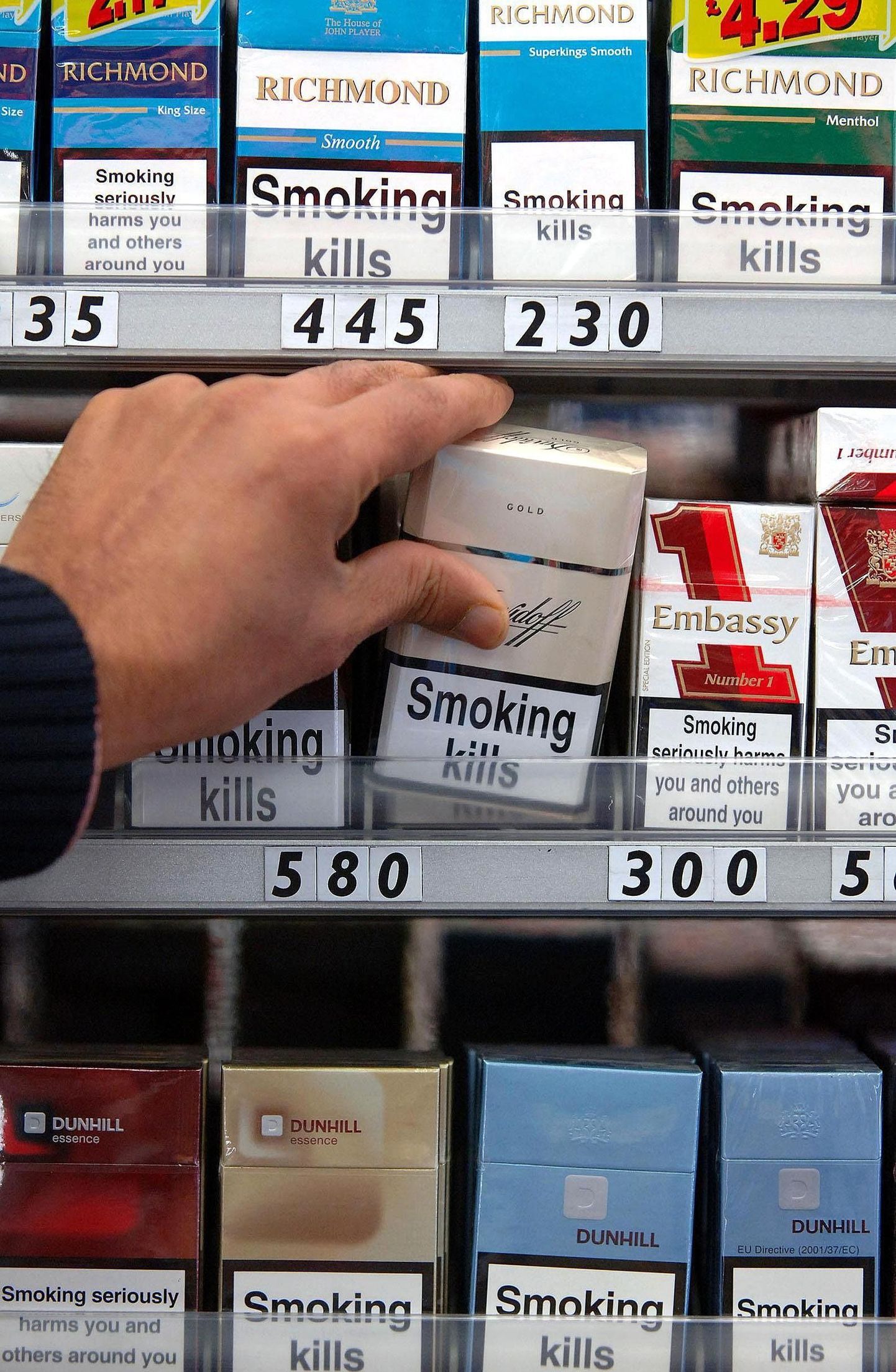 Sigaretid müügil Briti kaupluses. Värvikirevad pakid võivad varsti jääda minevikku.