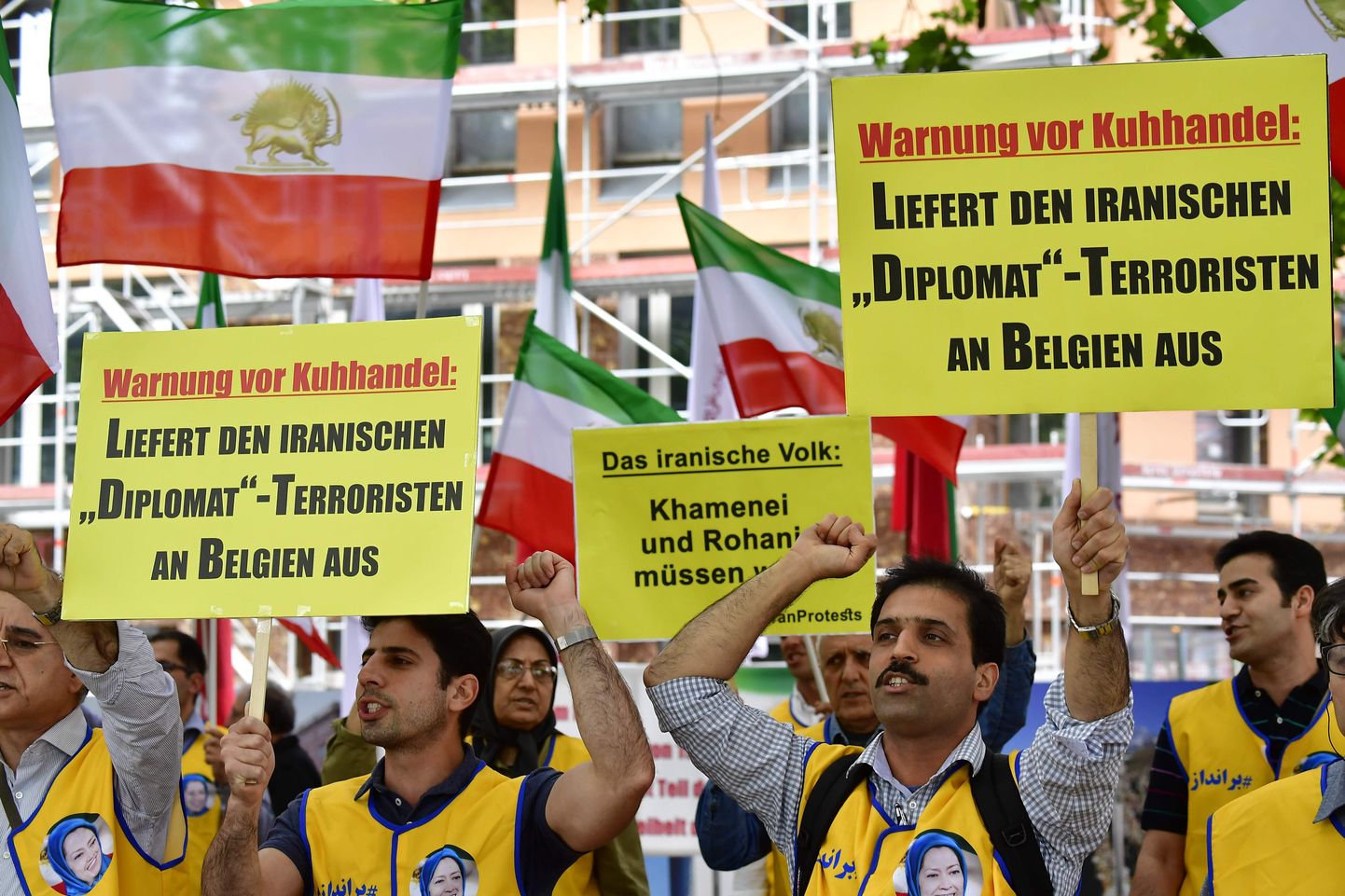Iraani valitsusvastased Saksa välisministeeriumi ees nõudmas, et Assadi Belgiale välja antaks.