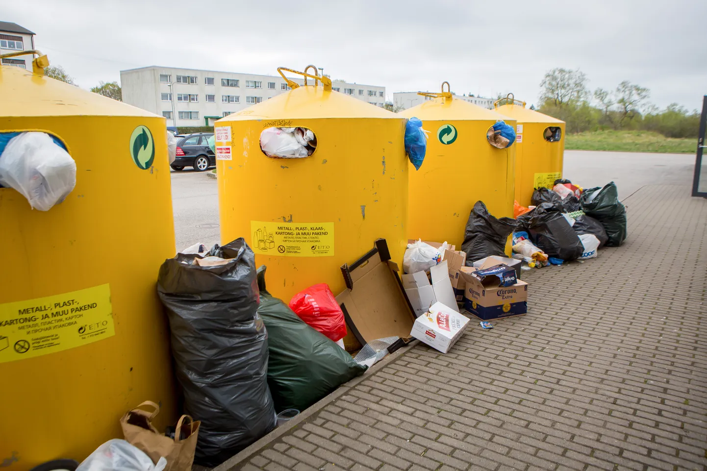 Kihelkonna mnt Mini-Rimi parklas pakendikonteinerid.