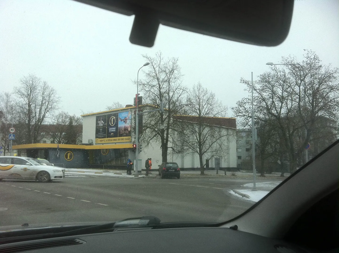 Tartu kesklinnas Väike-Tähe tänaval sõitis auto teelt välja vastu puud.