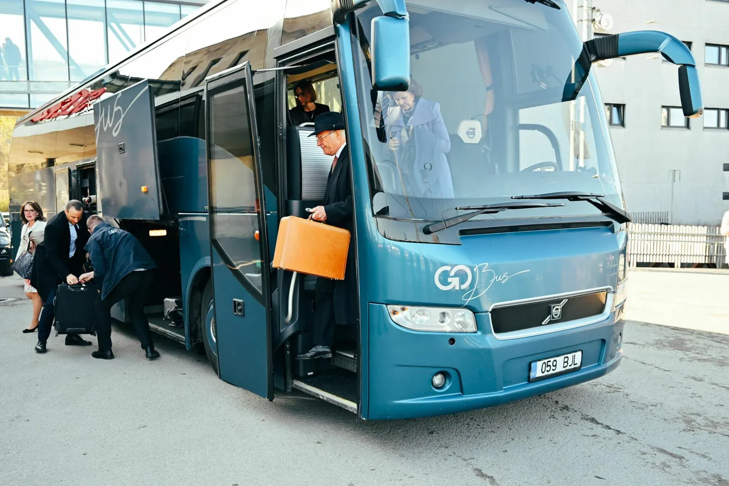 Bussiga Balti jaama saabunud, alustasid Rootsi kuningas Carl XVI Gustaf ja kuninganna Silvia kaaskonnaga rongisõitu Tartusse.