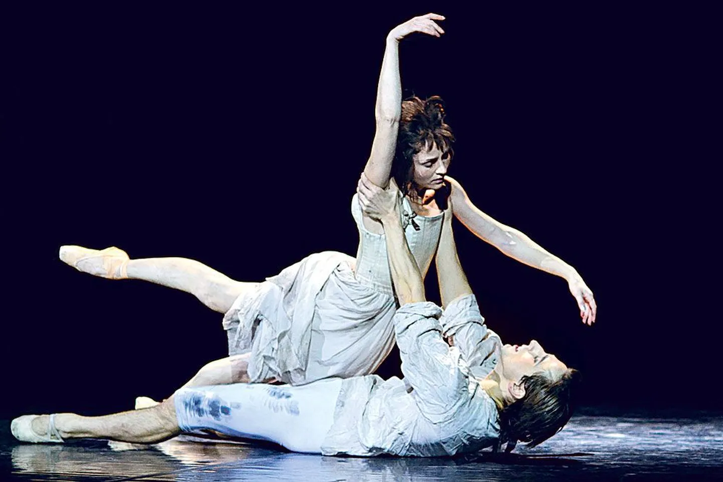 Des Grieux (Sergei Upkin) püüab Manoni (Luana Georg) päästa.