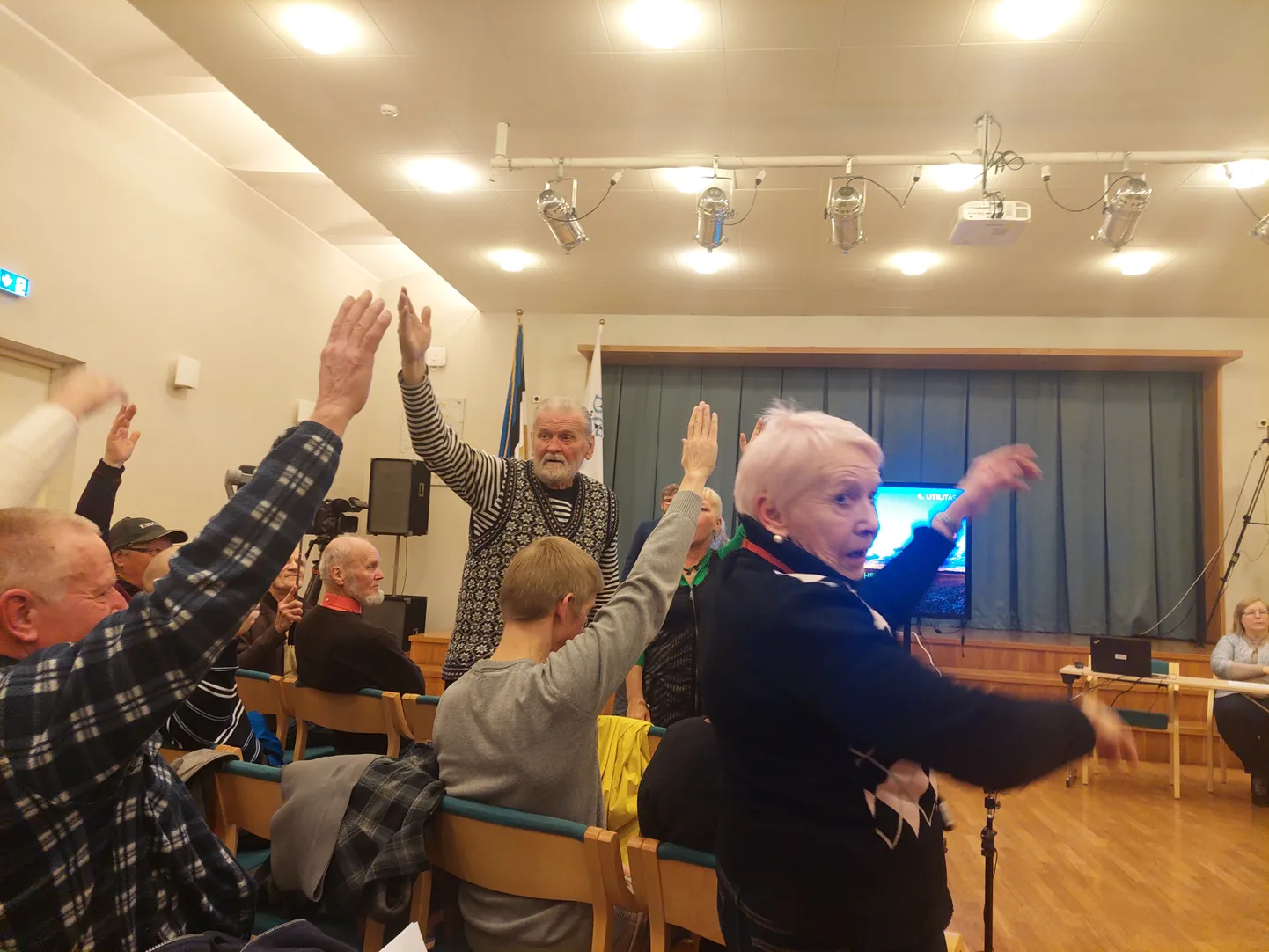 Olev Kull (vestiga) ehk Tapiku Olev palus arutelu keskel tõsta käed neil, kes on tuuleparkide vastu. Järgnes kätemeri.