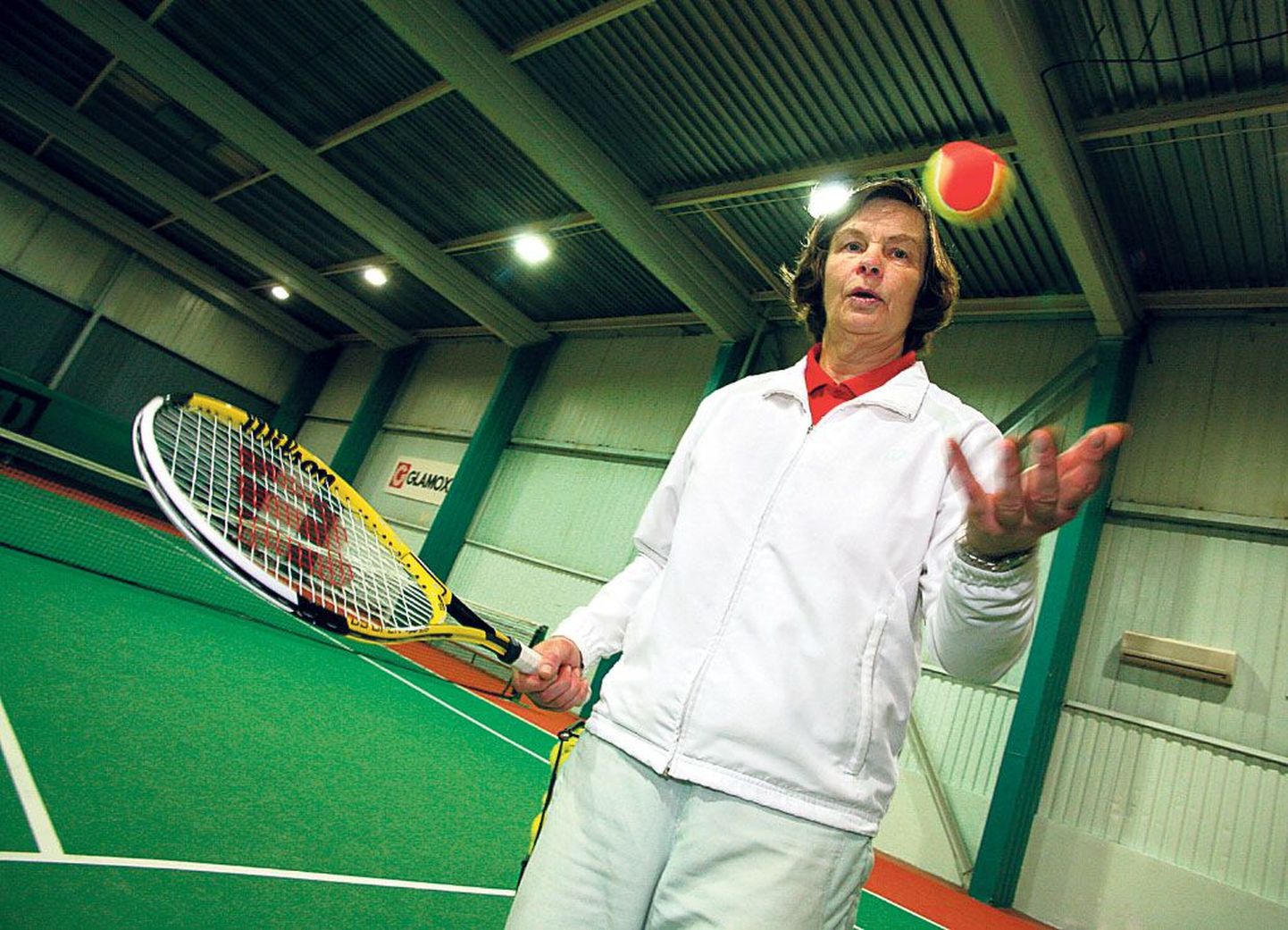 Pärnu Kesklinna tennisekooli treener Astrid Kasela on Pärnu aasta terviseedendaja 2011, eile pärastlõunal juhendas ta Vana-Sauga tennisehallis 1.–3. klassi õpilaste rühma.
