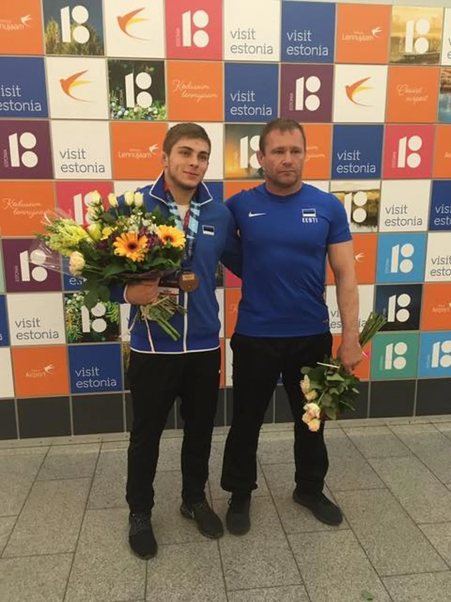 Erik Reinbok tuli Aleksei Hapovi juurde maadlustrenni, kui käis alles teises klassis. 12 aastat hiljem võeti neid mõlemaid Tallinna lennujaamas vastu, sest Reinbok sai hakkama Eesti vabamaadluse viimase kümne aasta suurima saavutusega, võites juunioride EMil pronksi.