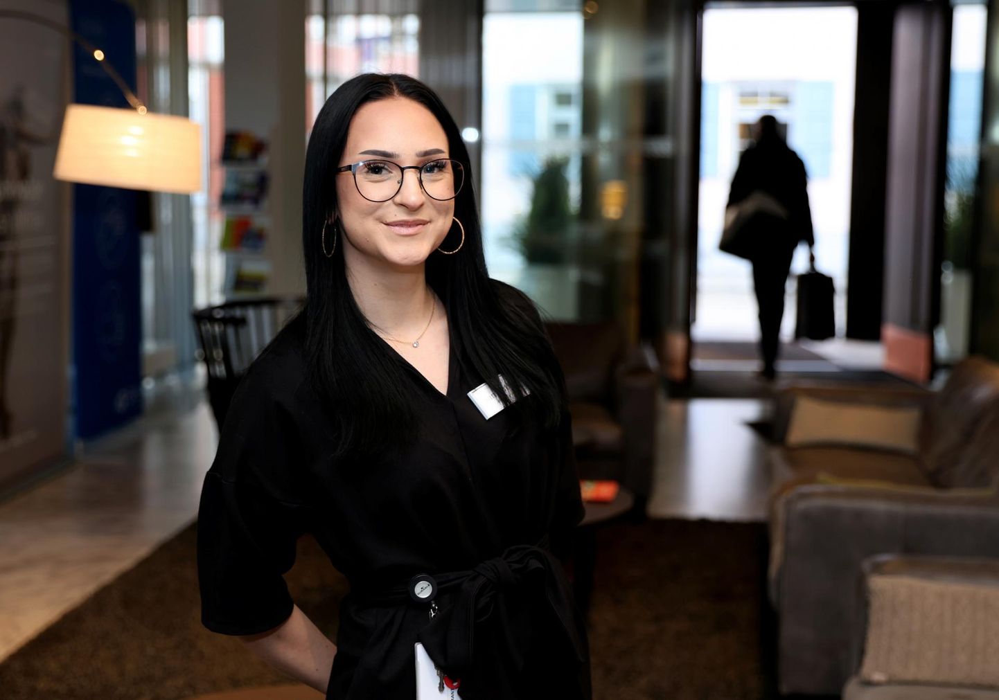 Lydia hotellis töötav Eesti parim administraator Samantha Volkova ütles, et kodumaiste kuulsustega suhtlemine on tema jaoks tavaline. Aga mõnikord saab ta rääkida isegi autoralli maailmameistritega.