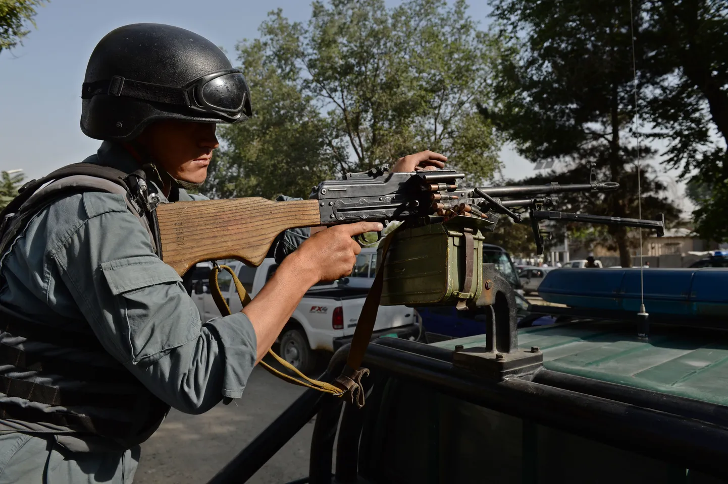 Afganistani politseinik valvepostil USA saatkonna juures Kabulis.