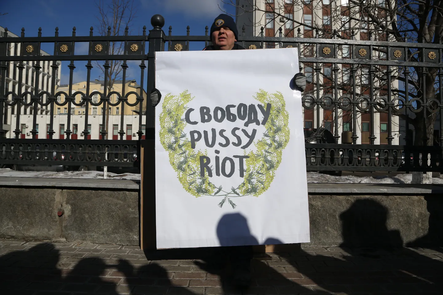 Mees nõuab Pussy Rioti kahe liikme vanglast vabastamist.